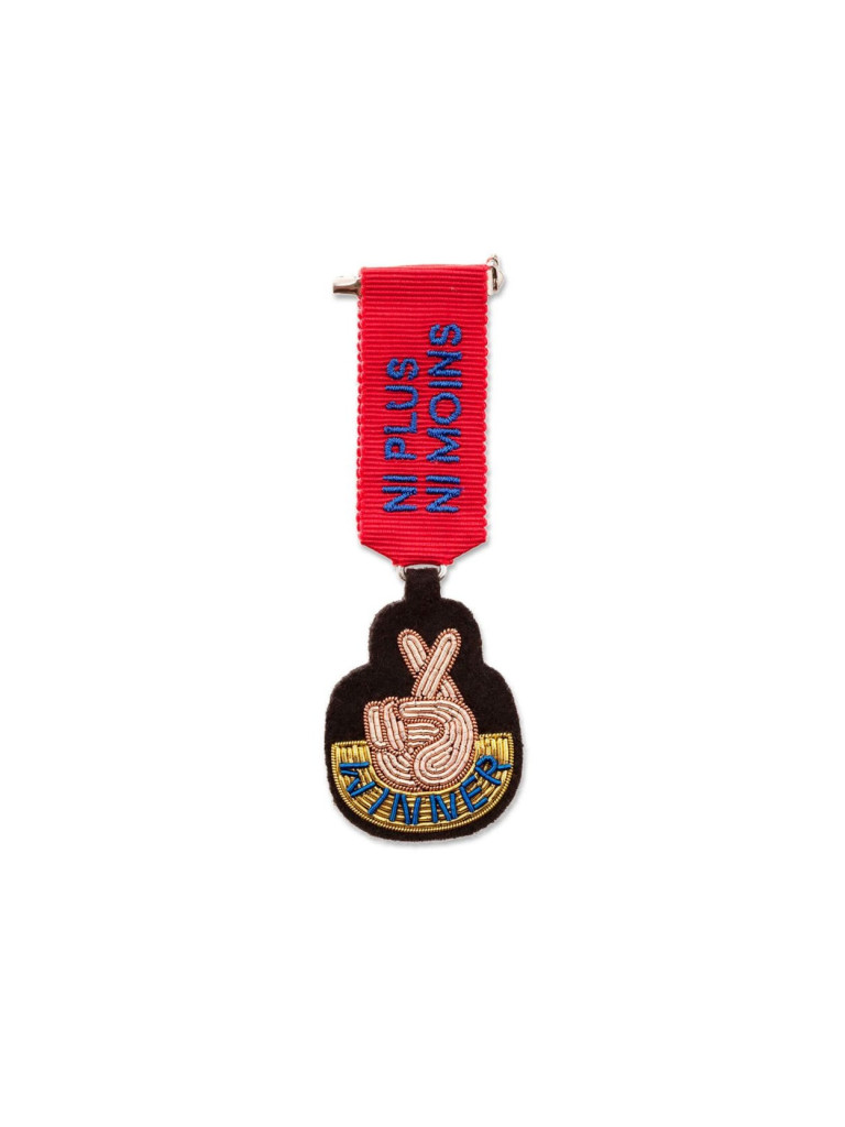 Broche medaille winner